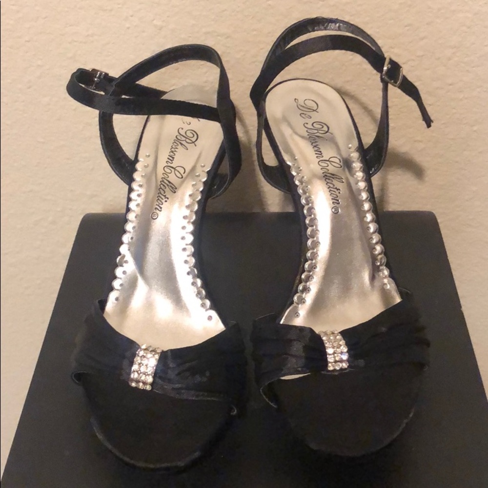 De Blossom Collection black heels 6 1/2